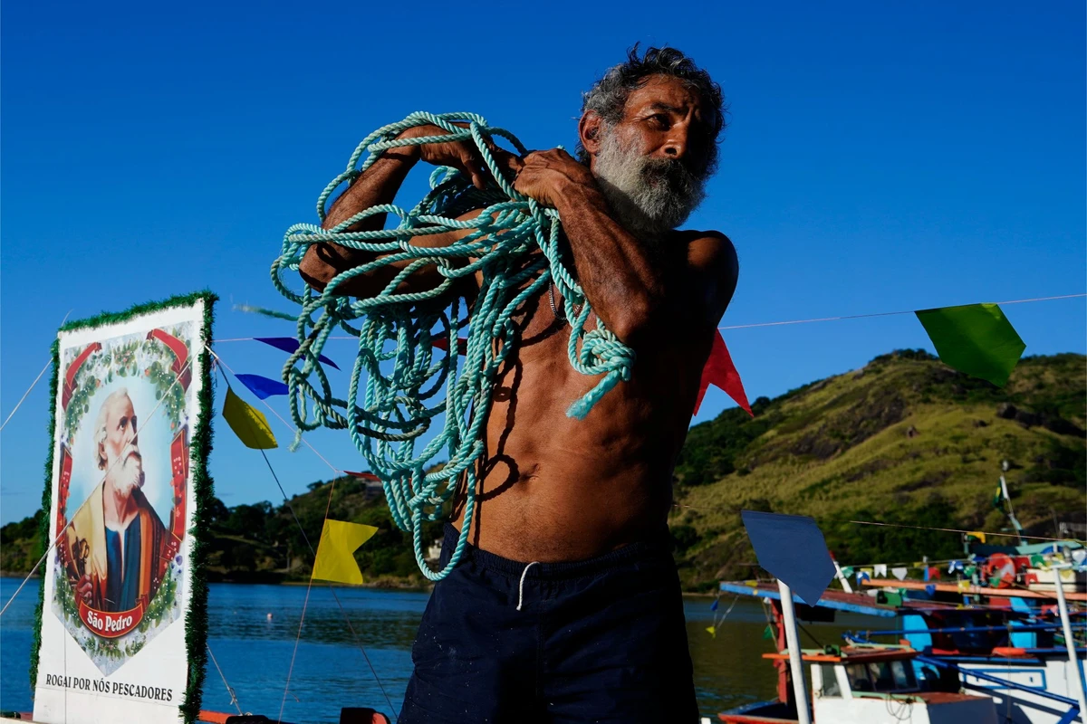 Tradicional procissão marítima durante os festejos de São Pedro, padroeiro dos pescadores por Fernando Madeira