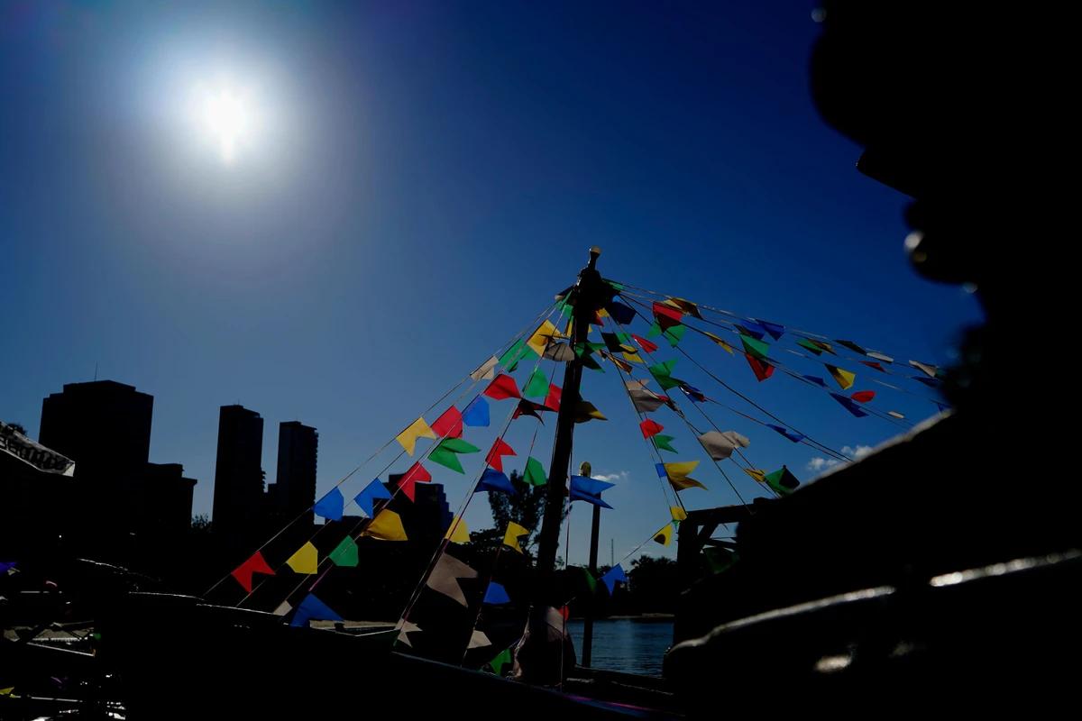 Tradicional procissão marítima durante os festejos de São Pedro, padroeiro dos pescadores por Fernando Madeira