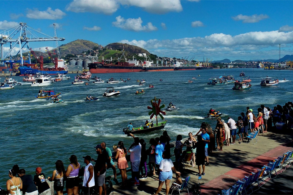 Tradicional procissão marítima durante os festejos de São Pedro, padroeiro dos pescadores por Fernando Madeira