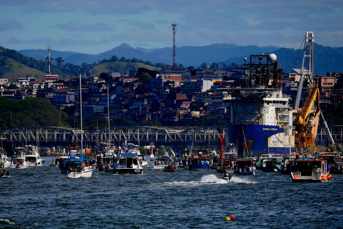Tradicional procissão marítima durante os festejos de São Pedro, padroeiro dos pescadores por Fernando Madeira