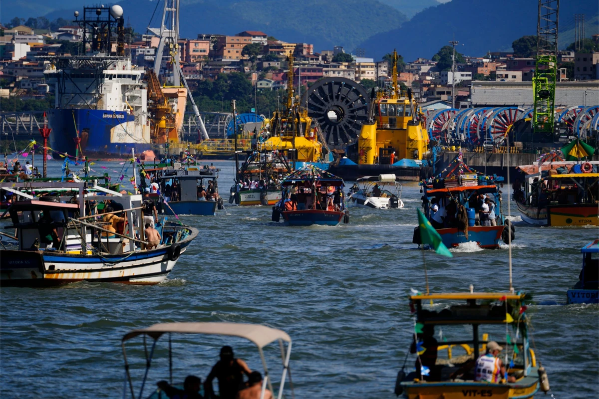 Tradicional procissão marítima durante os festejos de São Pedro, padroeiro dos pescadores por Fernando Madeira