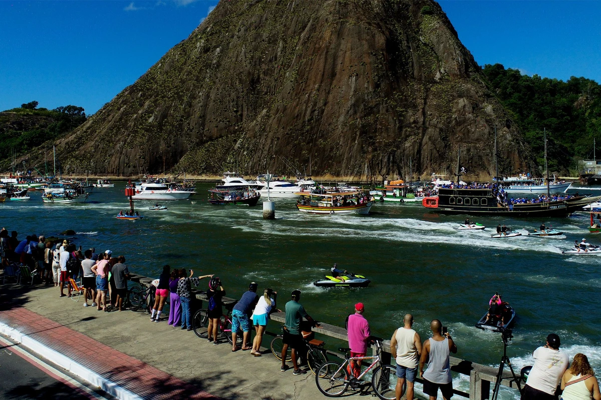 Tradicional procissão marítima durante os festejos de São Pedro, padroeiro dos pescadores por Fernando Madeira