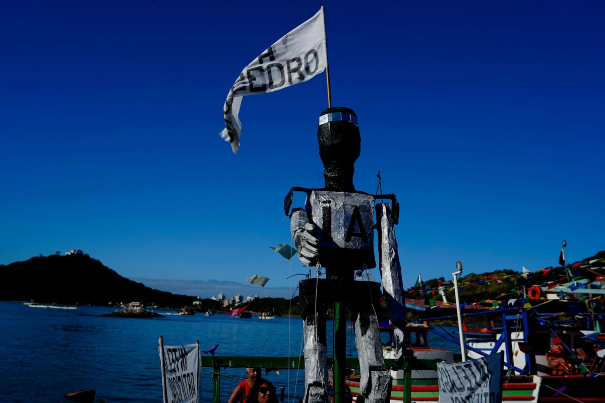 Tradicional procissão marítima durante os festejos de São Pedro, padroeiro dos pescadores por Fernando Madeira