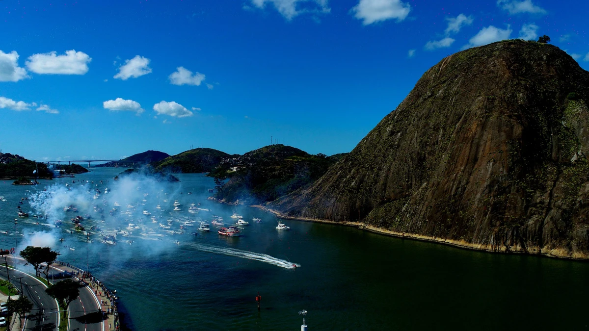 Tradicional procissão marítima durante os festejos de São Pedro, padroeiro dos pescadores por Fernando Madeira