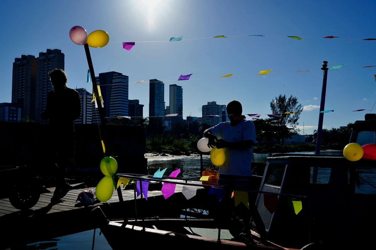 Tradicional procissão marítima durante os festejos de São Pedro, padroeiro dos pescadores por Fernando Madeira