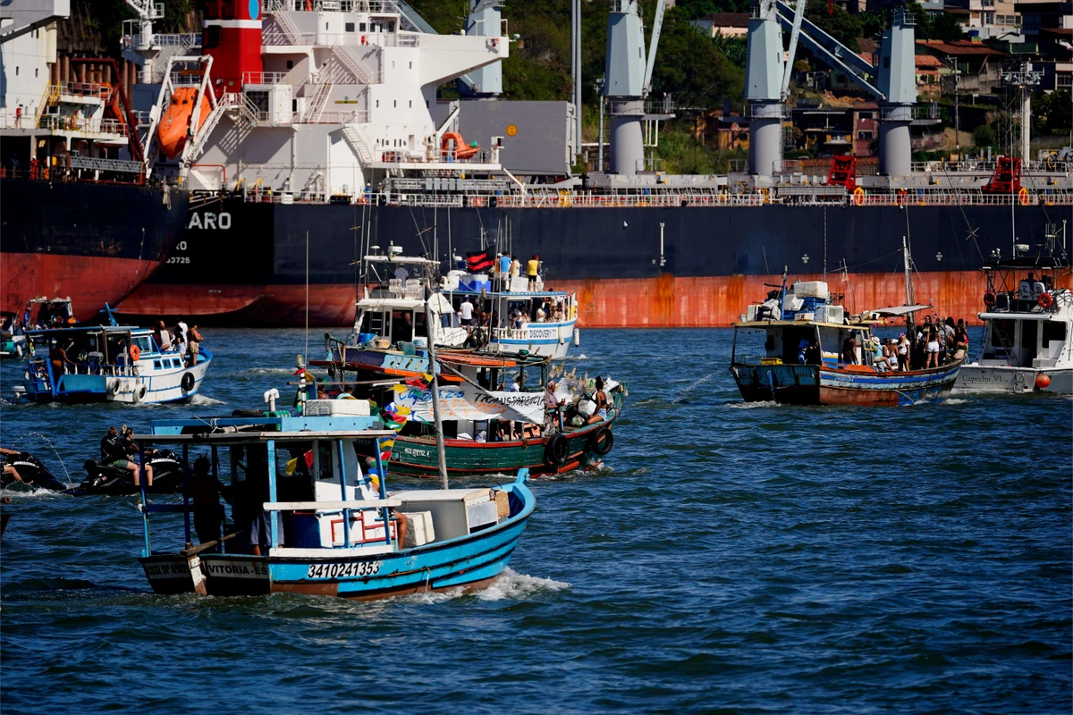 Tradicional procissão marítima durante os festejos de São Pedro, padroeiro dos pescadores por Fernando Madeira