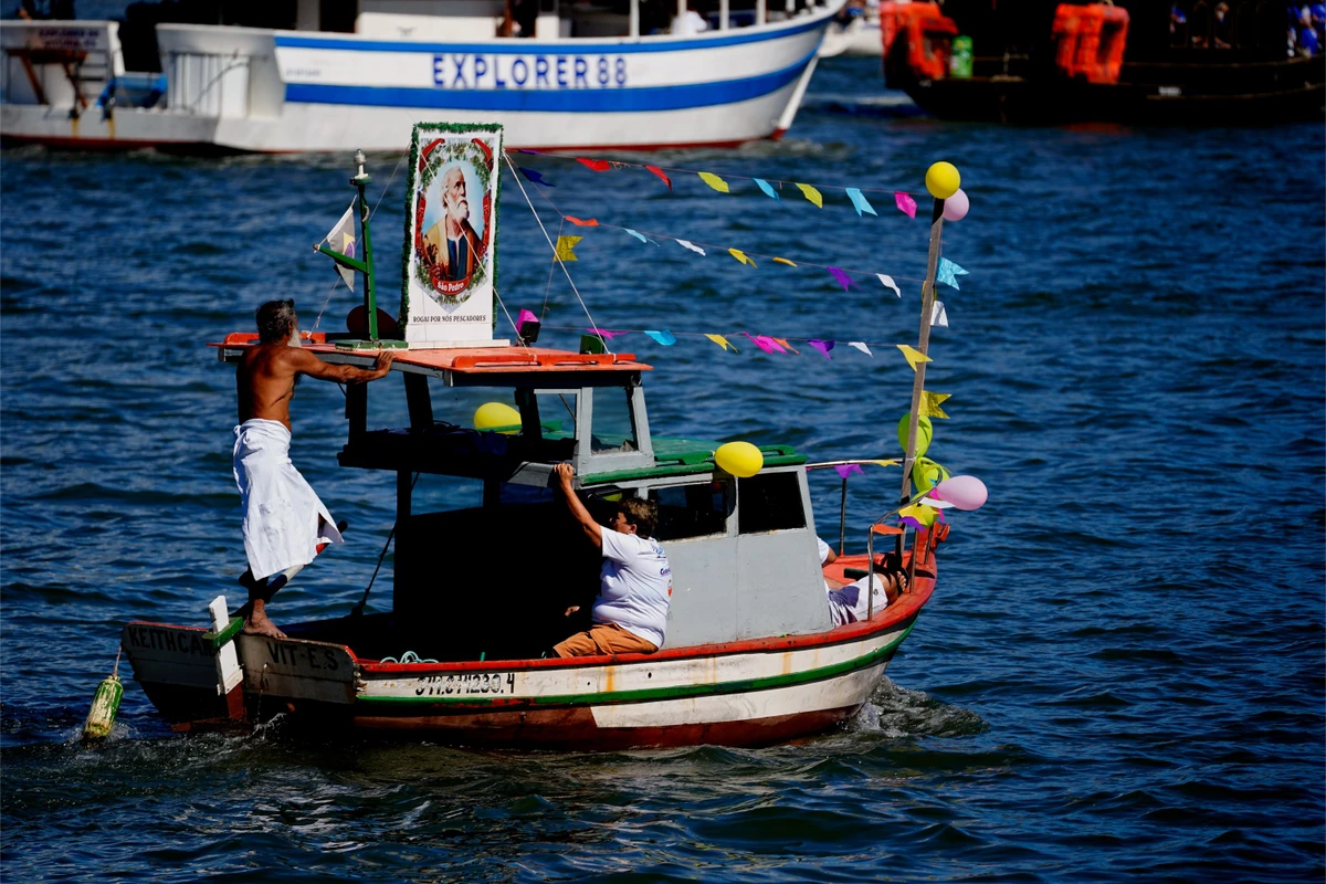 Tradicional procissão marítima durante os festejos de São Pedro, padroeiro dos pescadores por Fernando Madeira