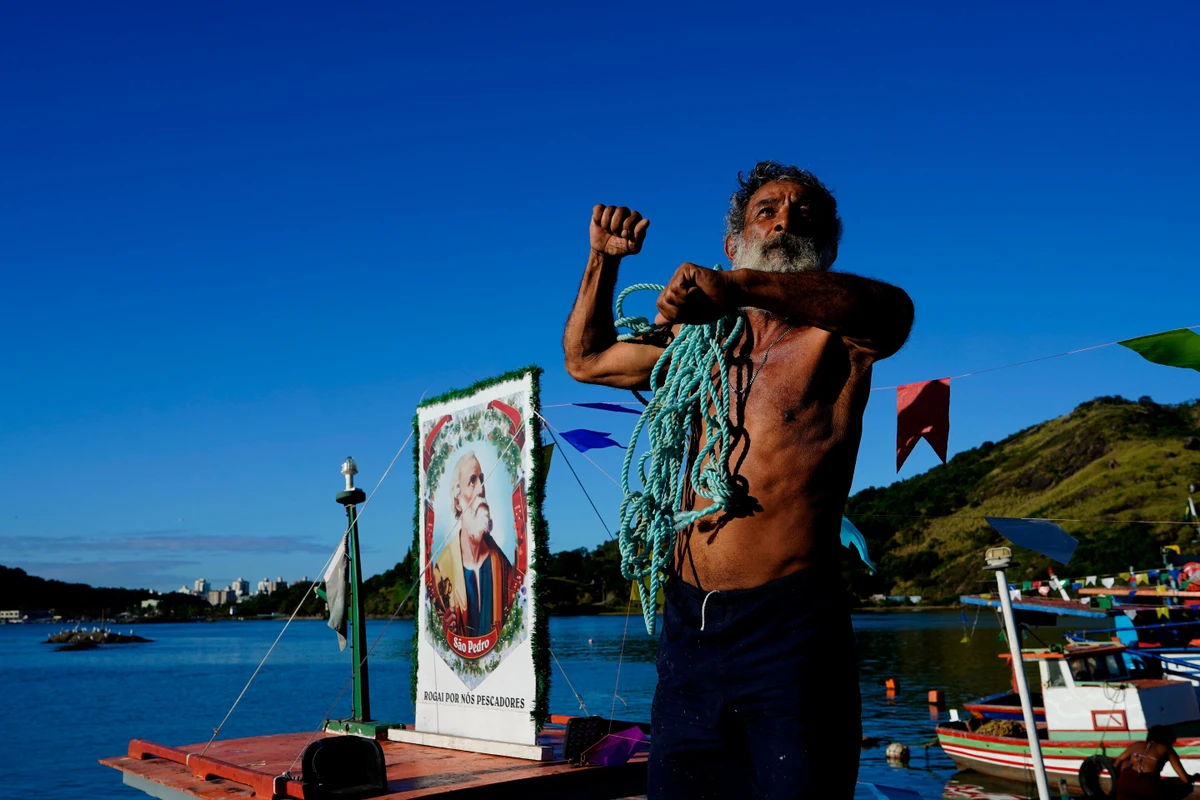 Tradicional procissão marítima durante os festejos de São Pedro, padroeiro dos pescadores por Fernando Madeira