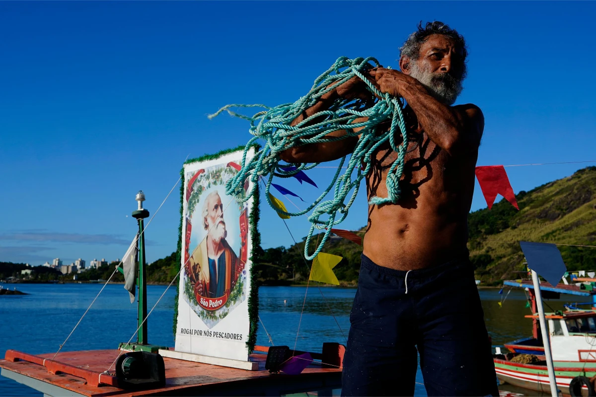 Tradicional procissão marítima durante os festejos de São Pedro, padroeiro dos pescadores por Fernando Madeira