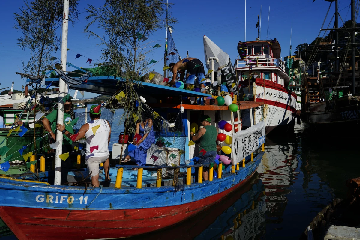 Tradicional procissão marítima durante os festejos de São Pedro, padroeiro dos pescadores por Fernando Madeira