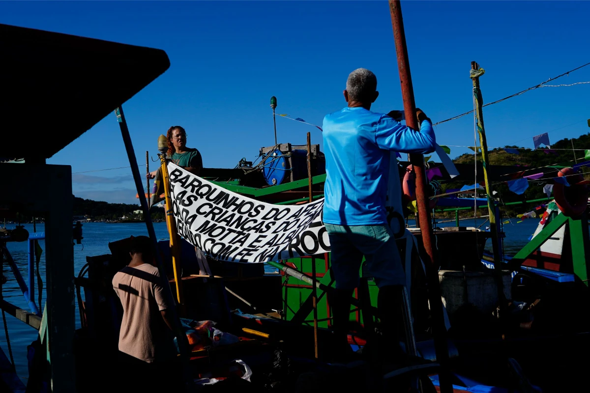 Tradicional procissão marítima durante os festejos de São Pedro, padroeiro dos pescadores por Fernando Madeira
