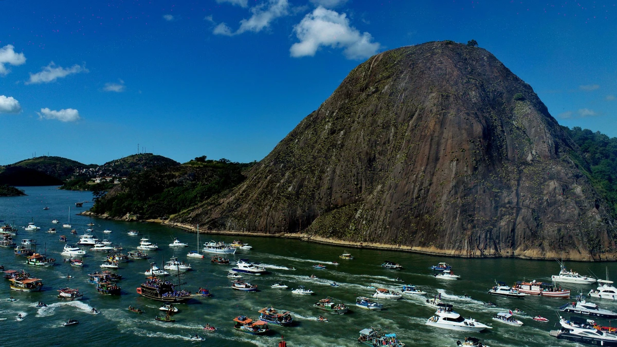 Tradicional procissão marítima durante os festejos de São Pedro, padroeiro dos pescadores por Fernando Madeira