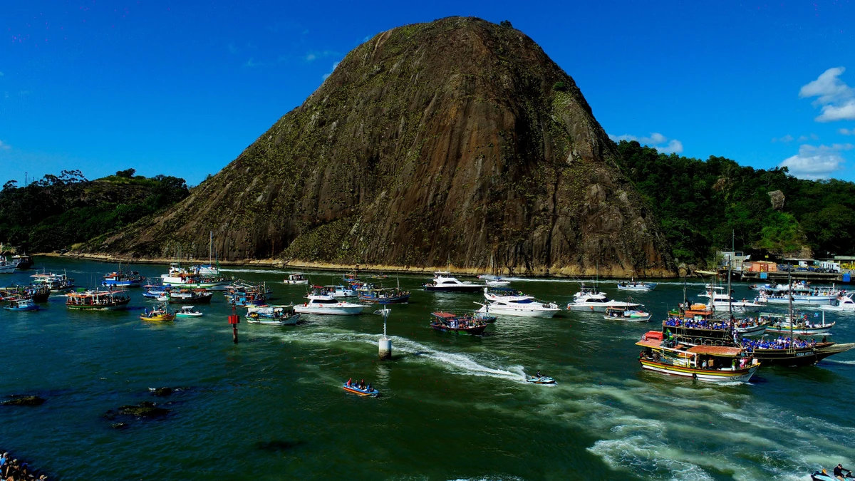 Tradicional procissão marítima durante os festejos de São Pedro, padroeiro dos pescadores por Fernando Madeira