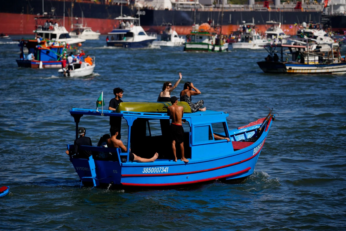 Tradicional procissão marítima durante os festejos de São Pedro, padroeiro dos pescadores por Fernando Madeira