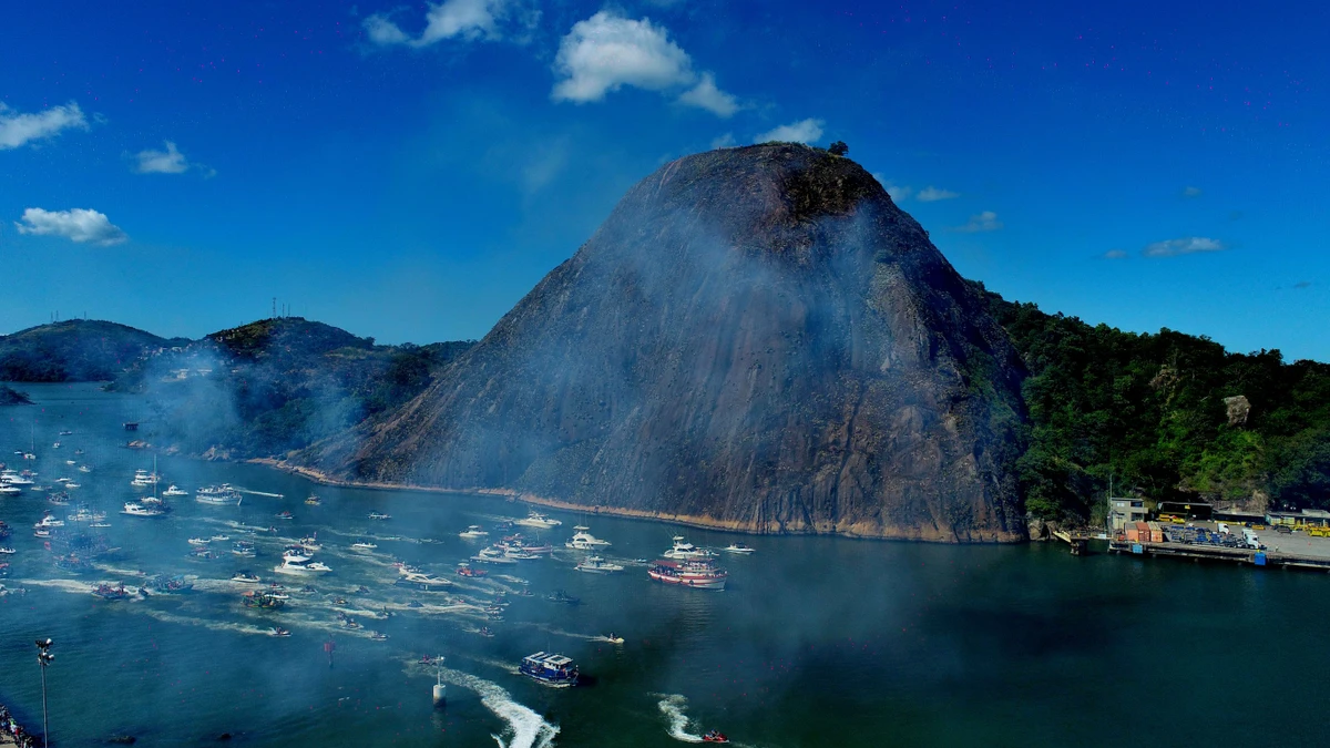 Tradicional procissão marítima durante os festejos de São Pedro, padroeiro dos pescadores por Fernando Madeira