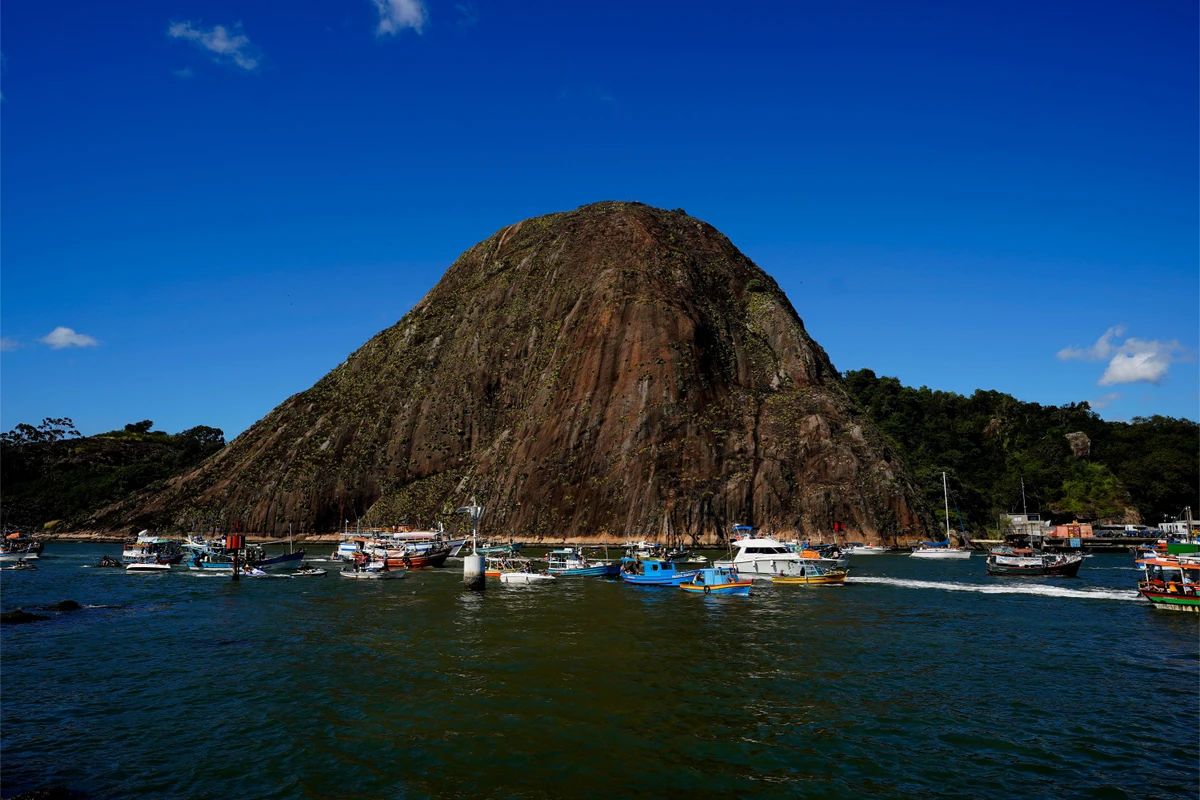 Tradicional procissão marítima durante os festejos de São Pedro, padroeiro dos pescadores por Fernando Madeira