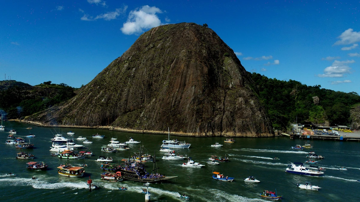 Tradicional procissão marítima durante os festejos de São Pedro, padroeiro dos pescadores por Fernando Madeira