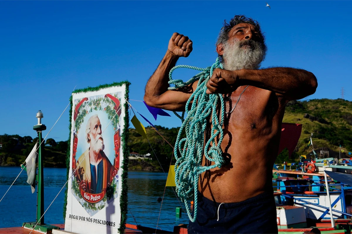 Tradicional procissão marítima durante os festejos de São Pedro, padroeiro dos pescadores por Fernando Madeira