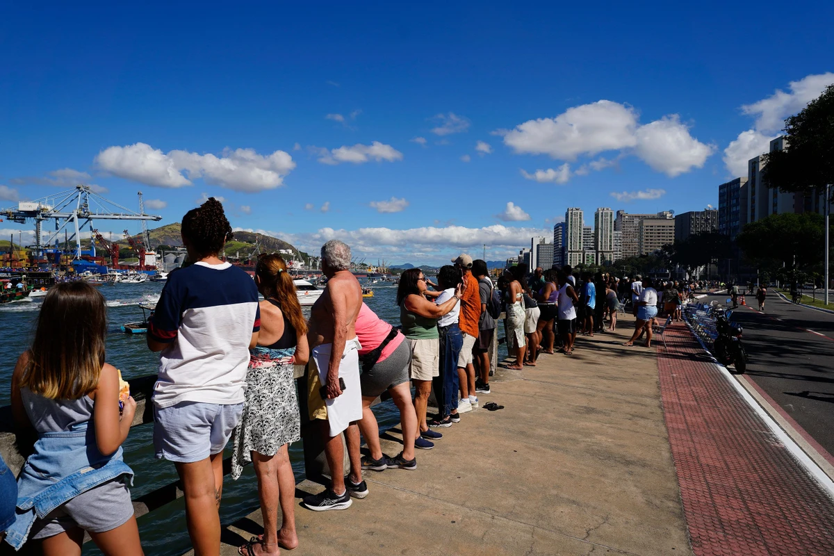 Tradicional procissão marítima durante os festejos de São Pedro, padroeiro dos pescadores por Fernando Madeira