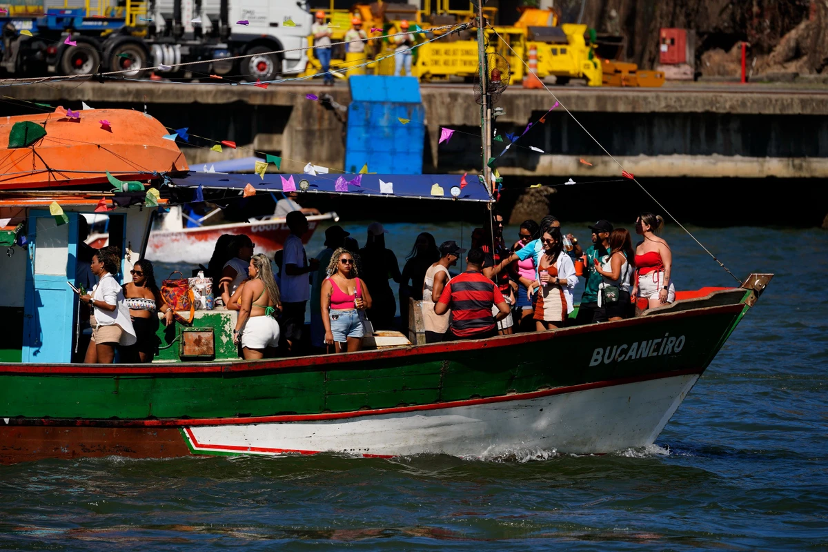 Tradicional procissão marítima durante os festejos de São Pedro, padroeiro dos pescadores por Fernando Madeira