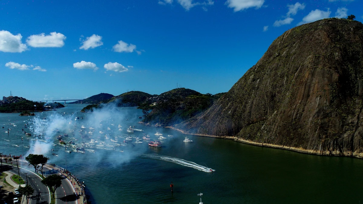 Tradicional procissão marítima durante os festejos de São Pedro, padroeiro dos pescadores por Fernando Madeira
