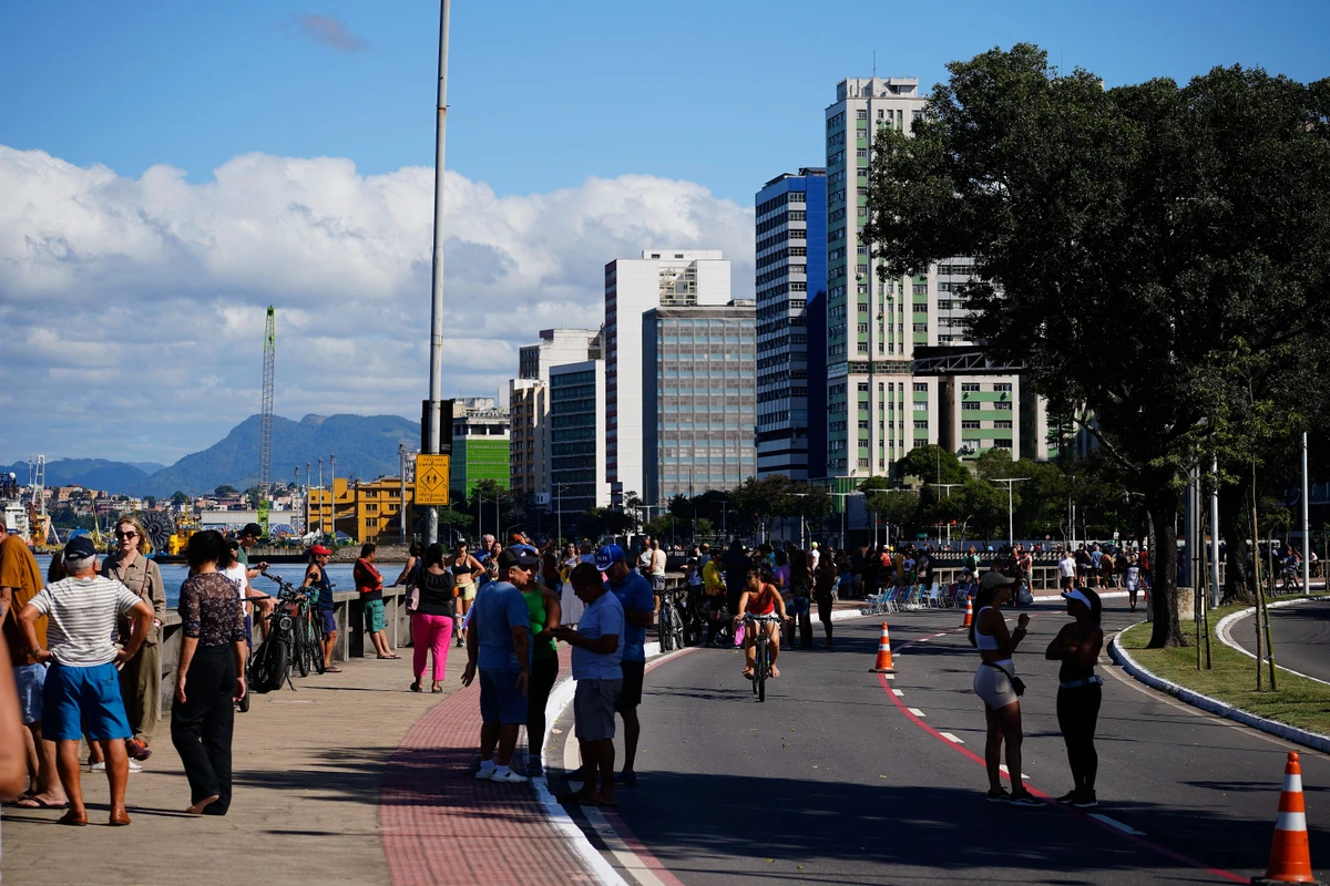 Tradicional procissão marítima durante os festejos de São Pedro, padroeiro dos pescadores por Fernando Madeira