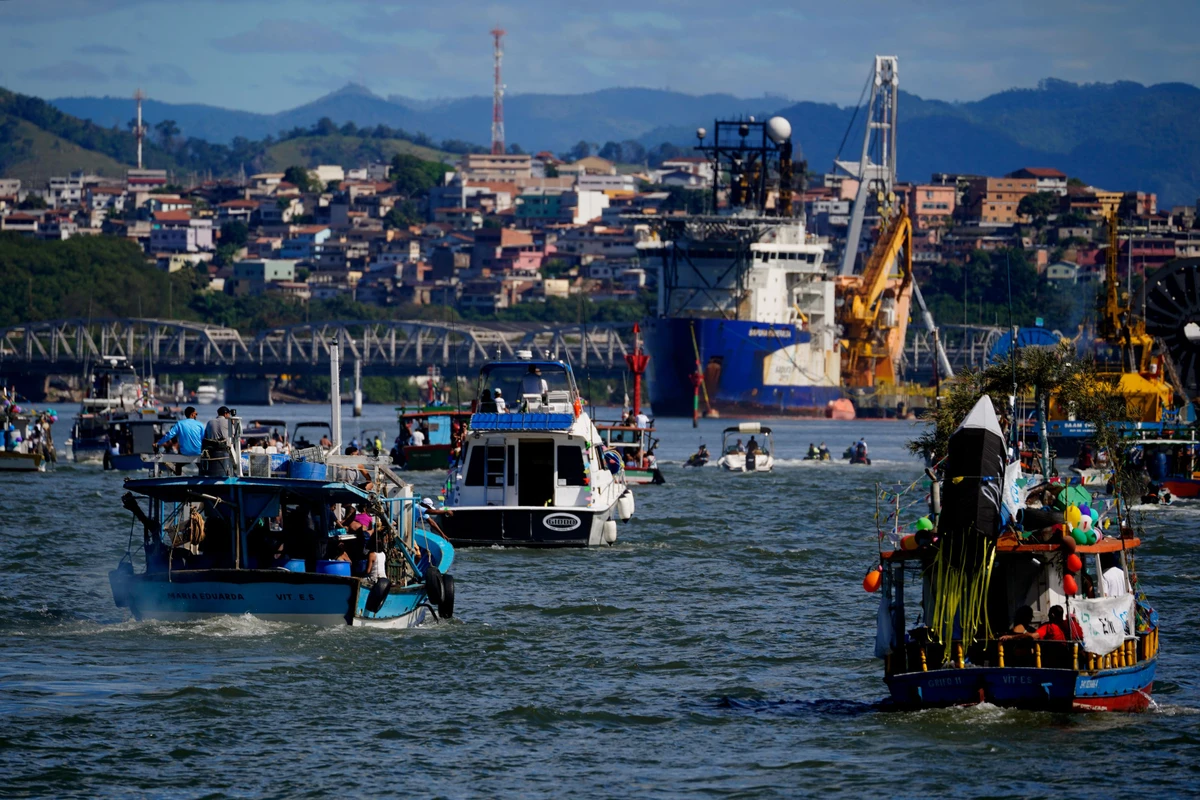 Tradicional procissão marítima durante os festejos de São Pedro, padroeiro dos pescadores por Fernando Madeira
