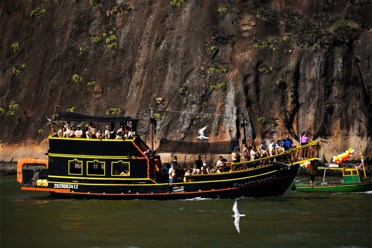 Tradicional procissão marítima durante os festejos de São Pedro, padroeiro dos pescadores por Fernando Madeira