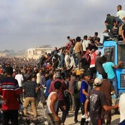 Um mês após a retomada da distribuição de ajuda em Gaza, houve repetidos relatos de assassinatos, com uma análise da BBC de dezenas de vídeos revelando caos e pânico.