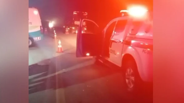 Colisão entre moto e carreta matou o motociclista Fábio dos Santos Silva, de 39 anos, e deixou gravemente ferido um jovem de 27 anos, que estava na garupa