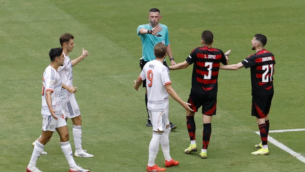 O inglês Michael Oliver deveria ter expulso o chileno por entrada violenta em Kane