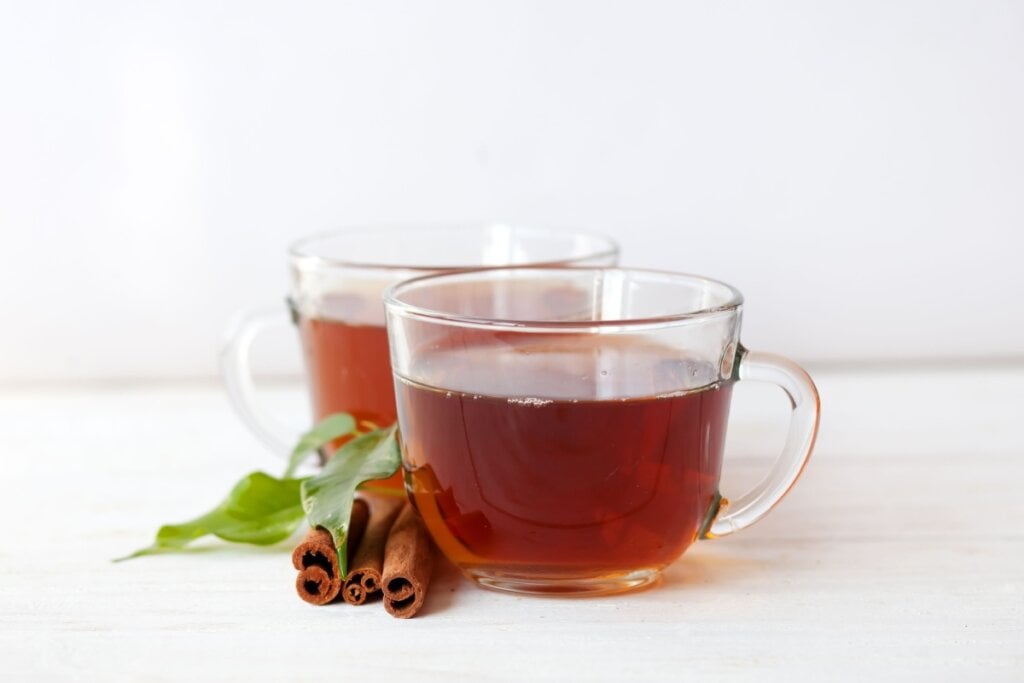 Chá verde com canela (Imagem: Natalia_Grabovskaya | Shutterstock)