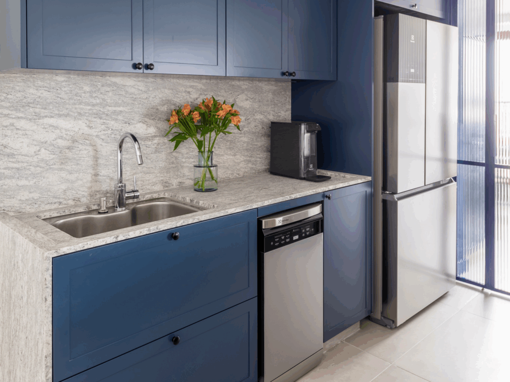 Na cozinha, o ideal é utilizar materiais com baixa absorção e alta resistência (Projeto: escritório Conectarq | Imagem: Guilherme Pucci)