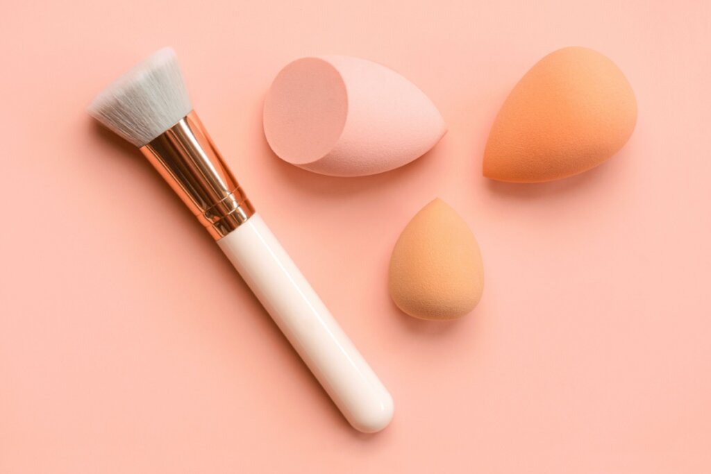 O pincel e a esponja são essenciais para uma maquiagem perfeita (Imagem: esthermm | Shutterstock)