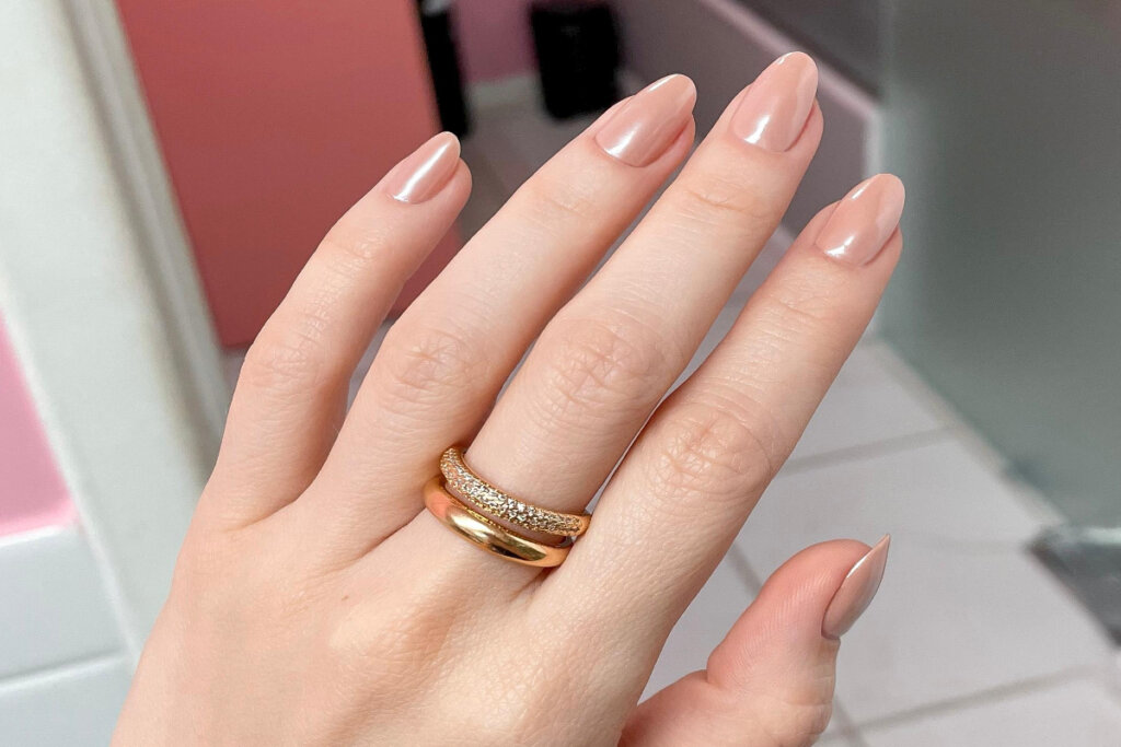 O pó sereia oferece um brilho espelhado mais suave e delicado (Imagem: Divulgação | PALM Nail Bar)