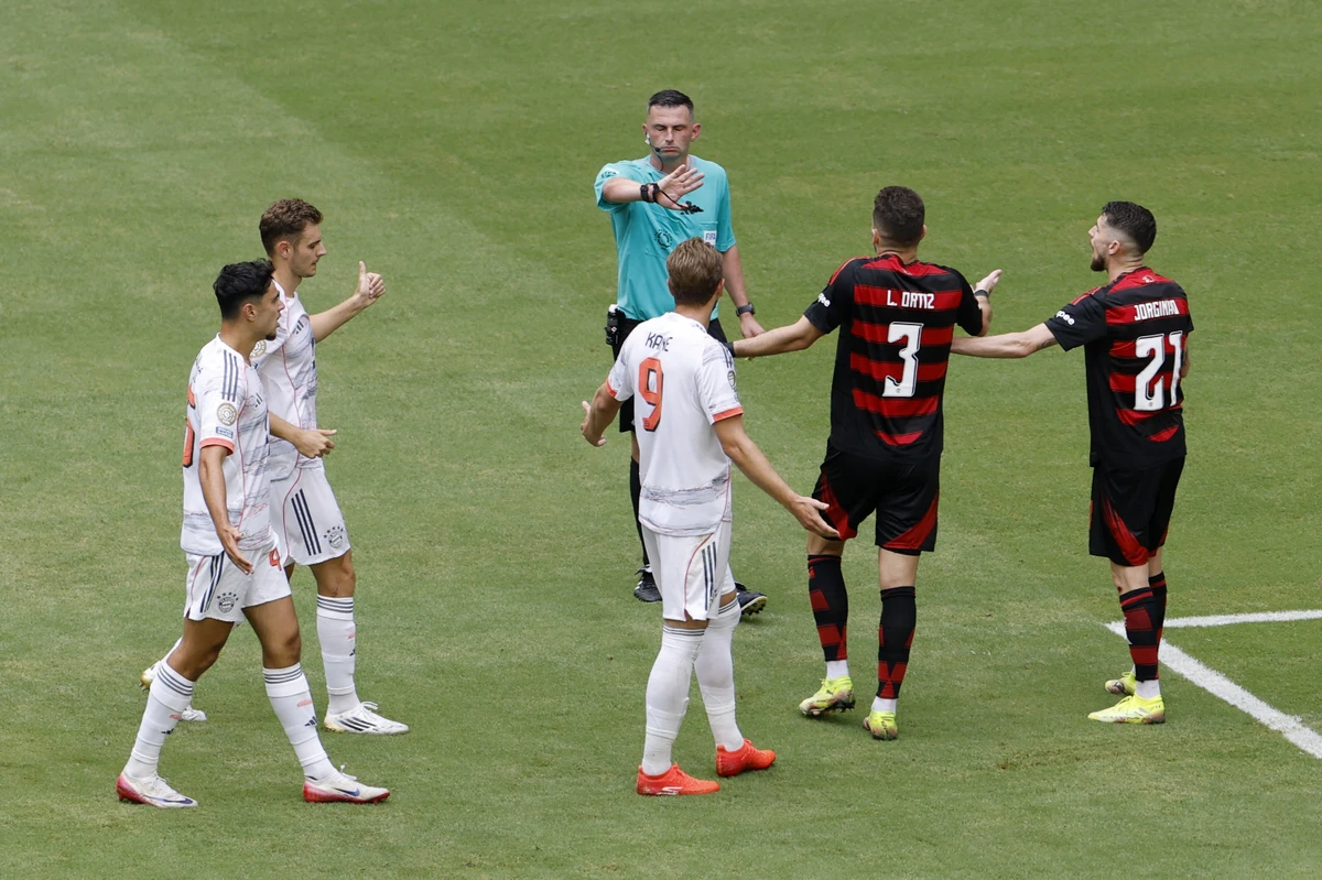 O inglês apitou um jogo pegado e de muitas faltas - foram 36 e 9 cartões amarelos no total