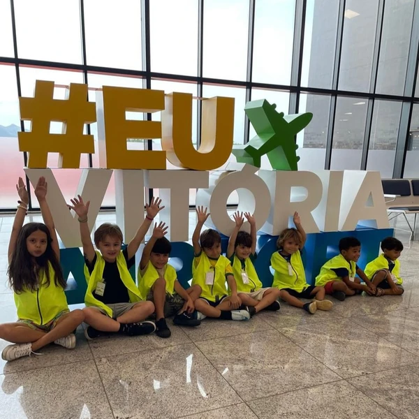 Segundo a empresa Zurich Airport Brasil, o Tour Vitoria Airport leva crianças e adolescentes em um passeio inesquecível pelos bastidores da aviação