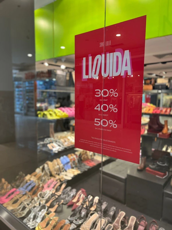  A Santa Lolla oferece uma dinâmica progressiva: 30% de desconto em um par, 40% em dois pares e 50% a partir de três pares, em modelos selecionados por Shopping Vitória/Divulgação