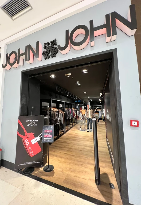 A John John do Shopping Vitória tem descontos de até 60% por Shopping Vitória/Divulgação