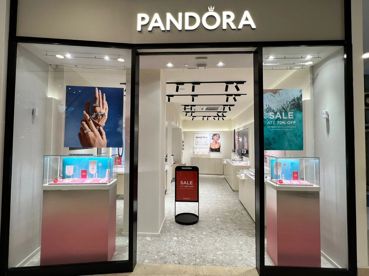 A Pandora também participa com até 70% de desconto em joias banhadas em prata, ouro e ouro rosé. por Shopping Vitória/Divulgação