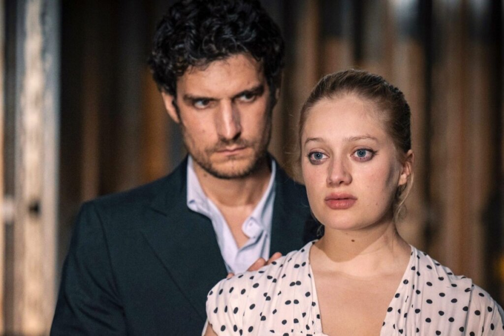 “Jovens Amantes” conta a história de quatro amigos unidos pelo sonho de serem atores e atrizes (Imagem: Reprodução digital | Pandora Filmes)