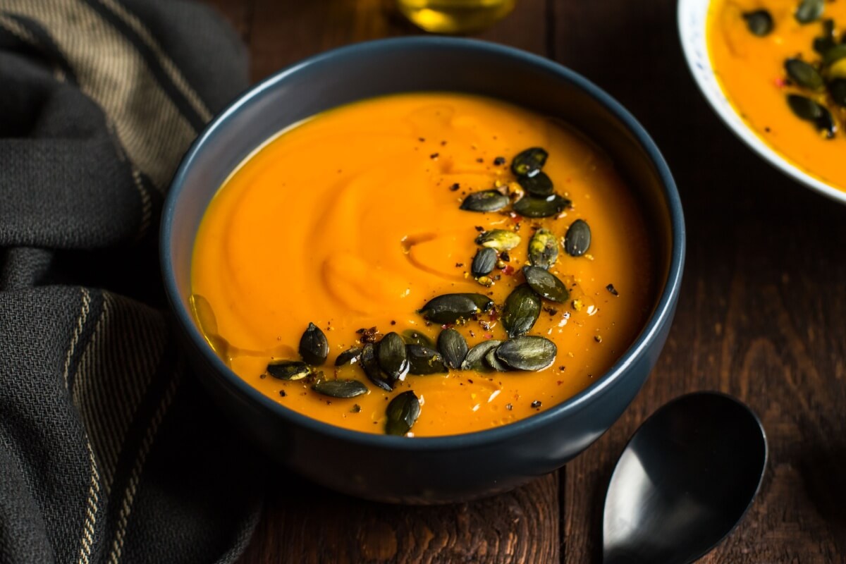 Creme de abóbora com gengibre e semente de abóbora (Imagem: Aniela Straszewska | Shutterstock)