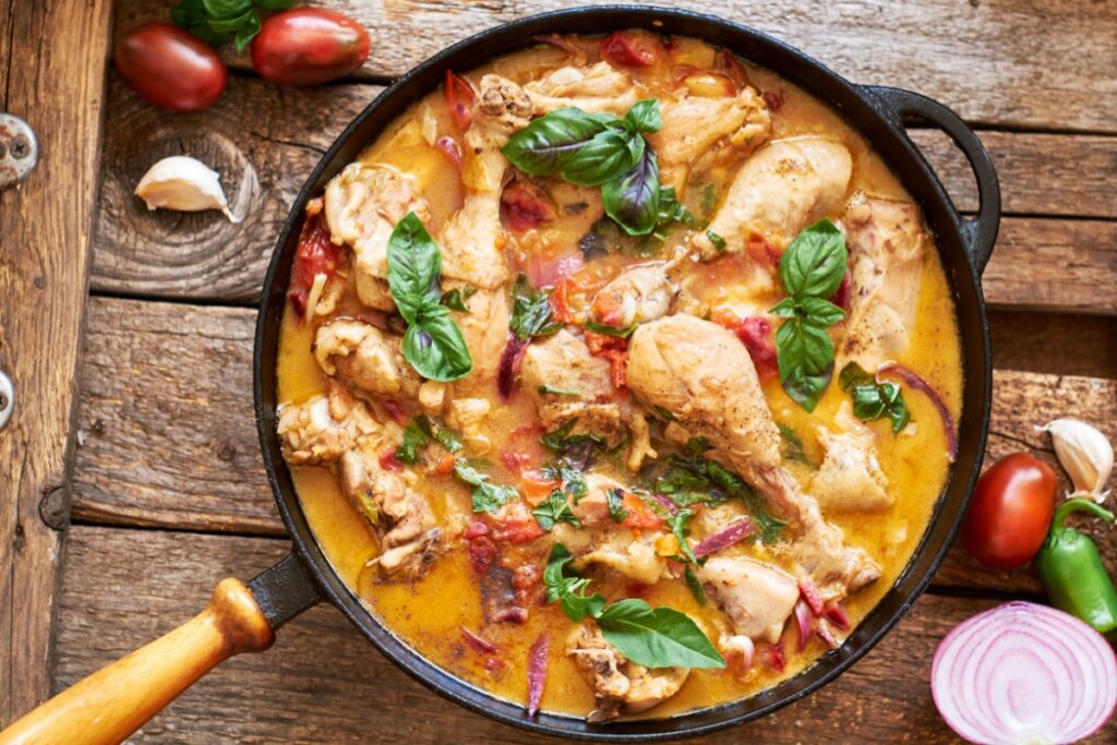 Galinha ao molho cremoso (Imagem: Lyutik_Ryutik | Shutterstock)