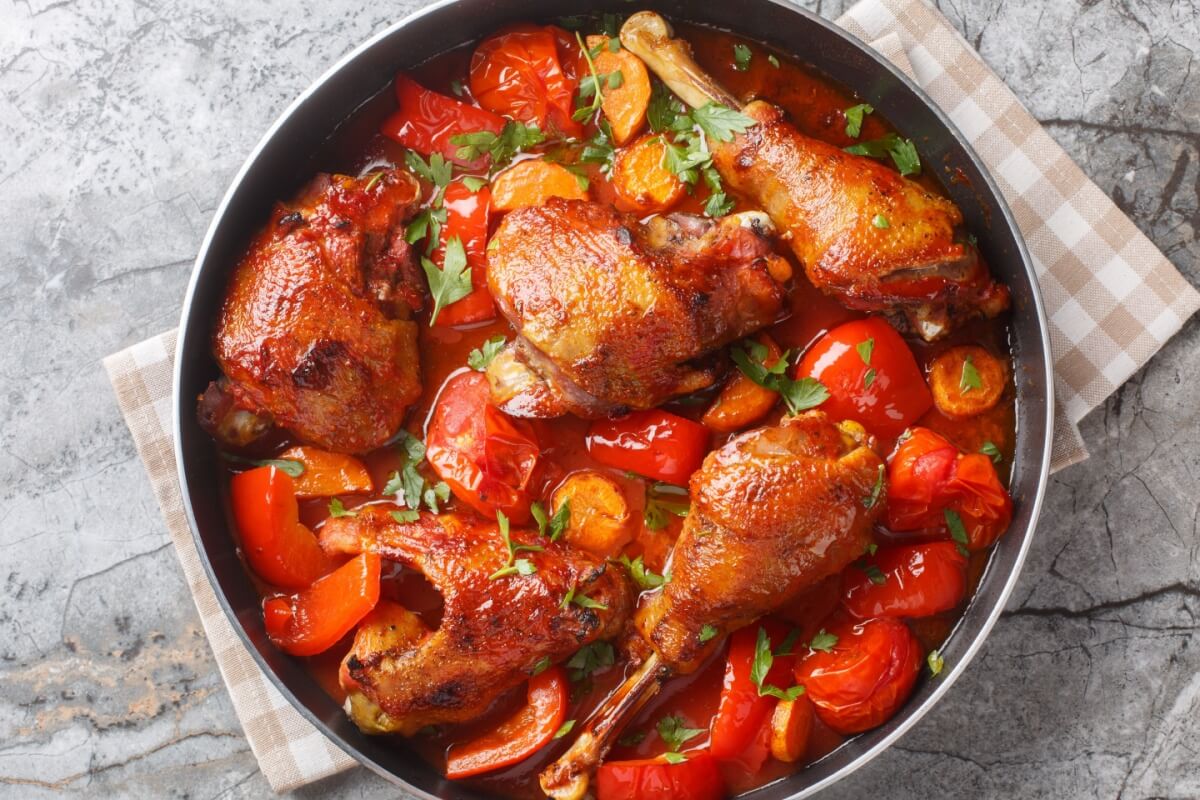 Galinha ensopada no molho de tomate (Imagem: Sergii Koval | Shutterstock)