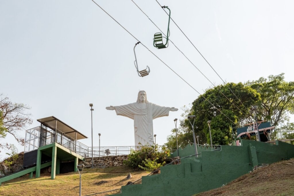 O passeio no teleférico liga o centro da cidade ao mirante do Cristo Redentor (Imagem: wtondossantos | Shutterstock) 
