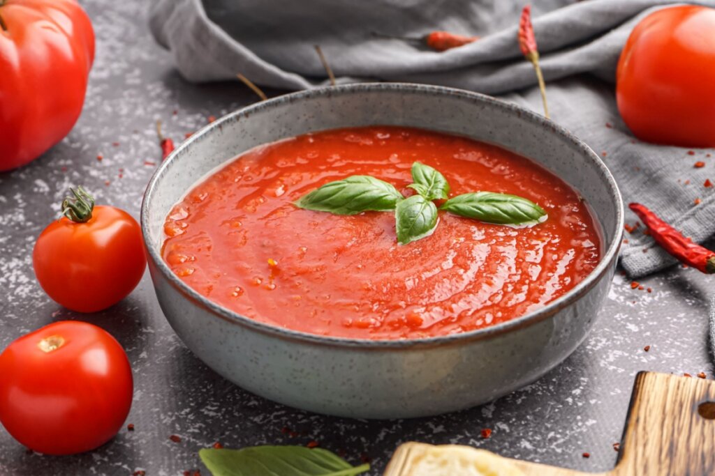 Sopa de tomate com manjericão e aveia (Imagem: Pixel-Shot | Shutterstock)