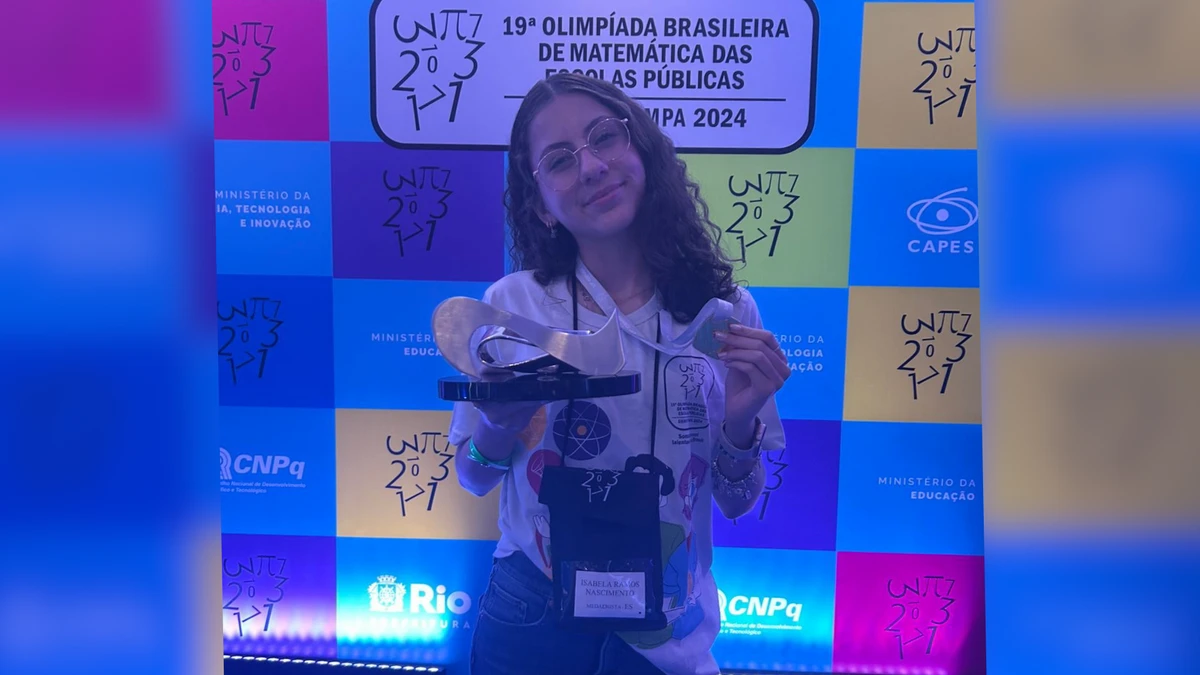 Isabela com a medalha e o troféu de 