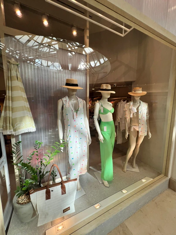 Para quem busca renovar as peças de verão do guarda-roupa ou já pensa nas próximas férias, também tem ofertas nas lojas de moda praia. 