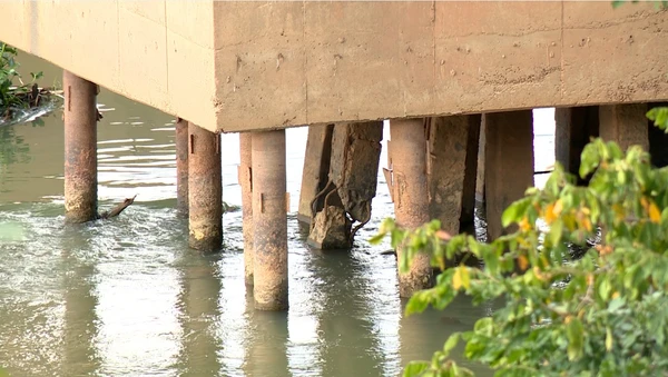 Parte da estrutura deteriorada das pilastras da Ponte Florentino Avidos, em Colatina