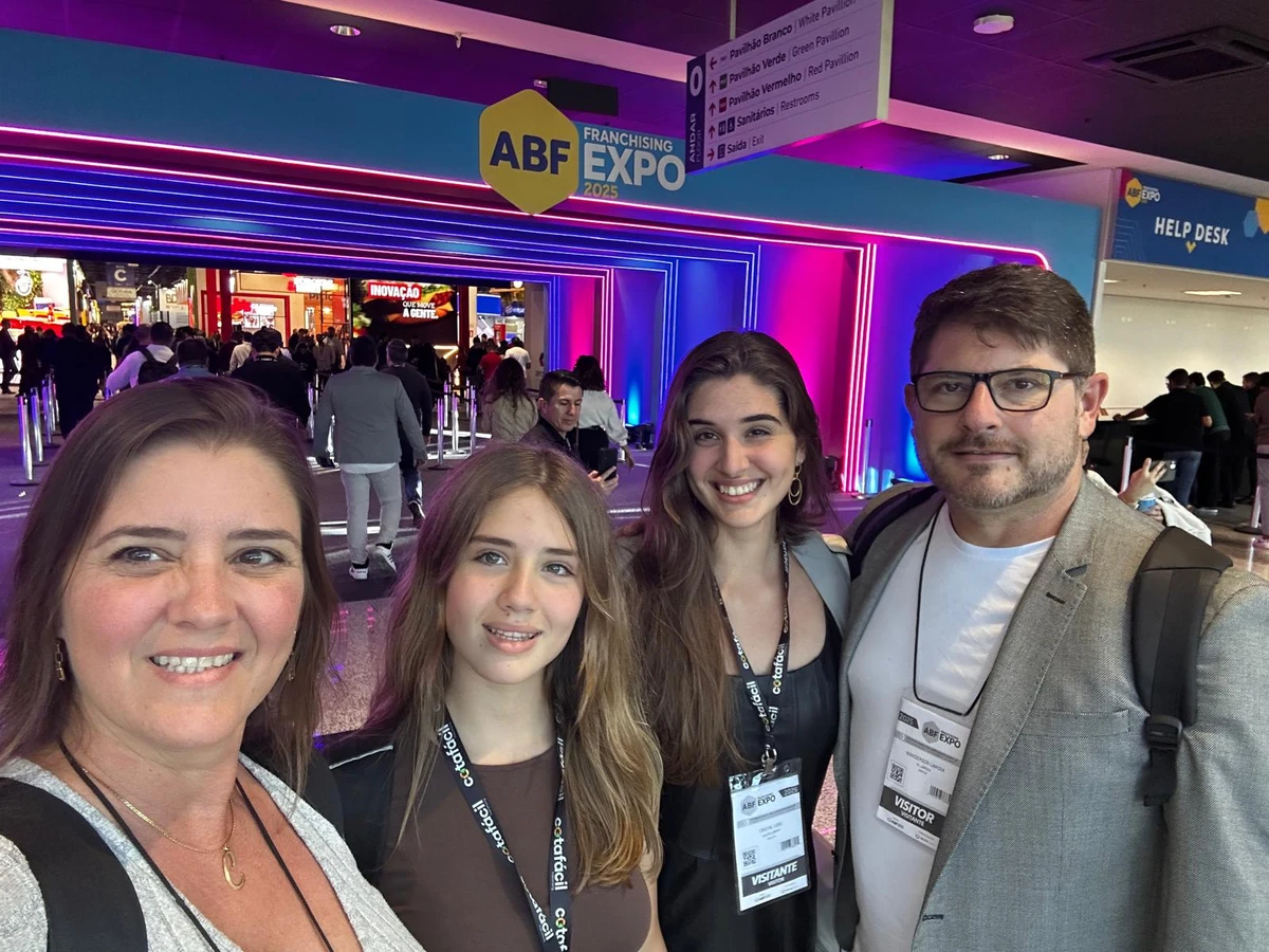 Wanderson Lamoia e Cris Loss, do Grupo Lamoia, levaram as filhas Cristal e Clara para a ABF Franchising Expo e a Fispal Tecnologia